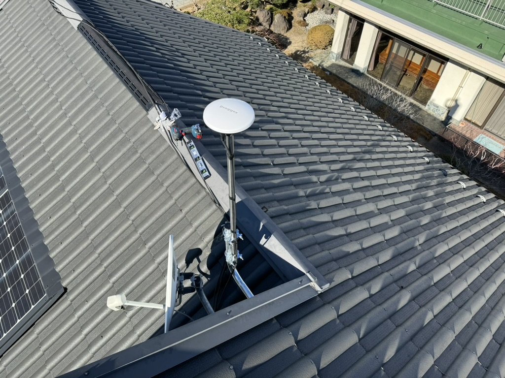 芦澤事務所の屋根についているGNSS